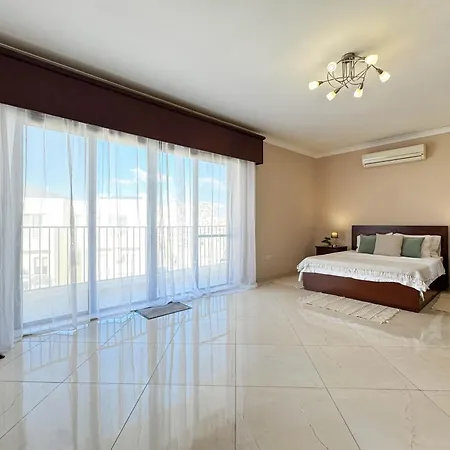 Апартаменты Jacuzzi Terrace Getaway With Valletta Views
