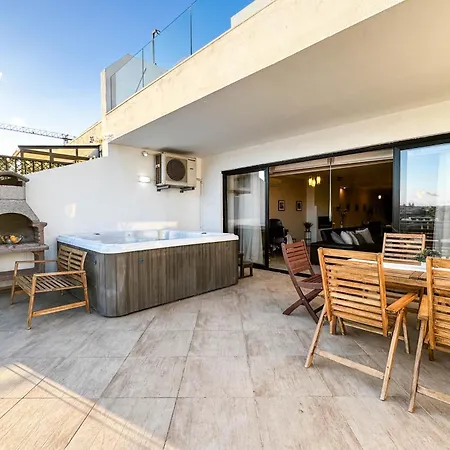 Jacuzzi Terrace Getaway With Valletta Views Апартаменты *