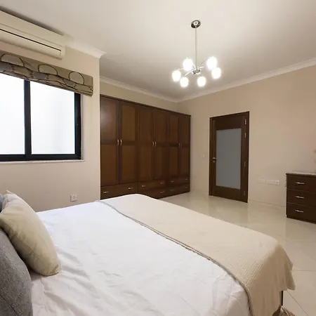 Jacuzzi Terrace Getaway With Valletta Views Апартаменты Слима