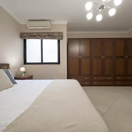 Jacuzzi Terrace Getaway With Valletta Views Apartament