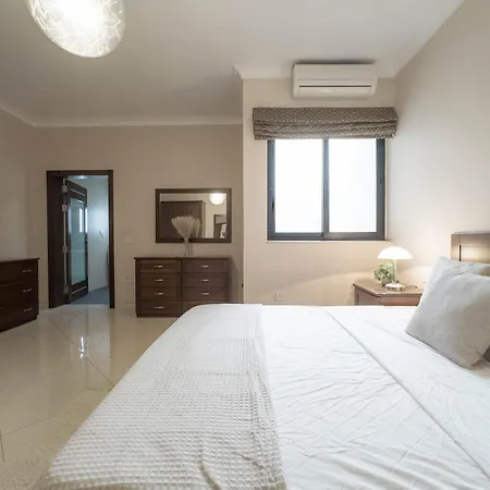Апартаменты Jacuzzi Terrace Getaway With Valletta Views Слима