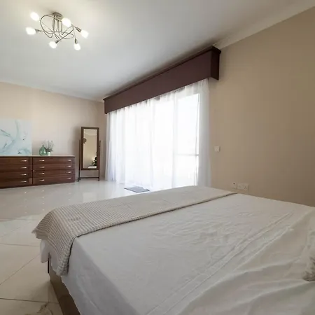 Апартаменты Jacuzzi Terrace Getaway With Valletta Views
