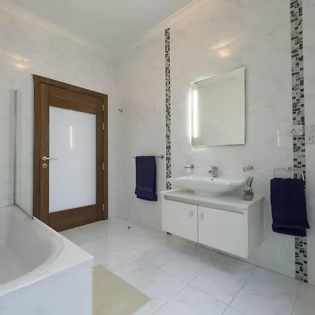 Jacuzzi Terrace Getaway With Valletta Views Apartament