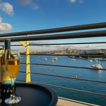 Jacuzzi Terrace Getaway With Valletta Views Apartament