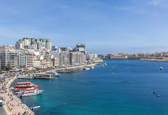 Jacuzzi Terrace Getaway With Valletta Views * Sliema