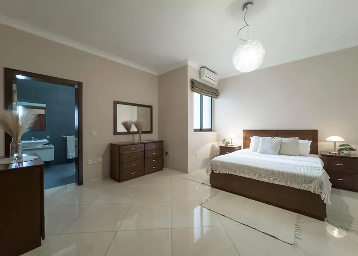 Jacuzzi Terrace Getaway With Valletta Views *