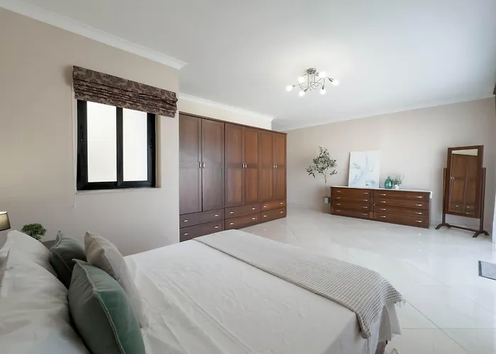 Jacuzzi Terrace Getaway With Valletta Views *