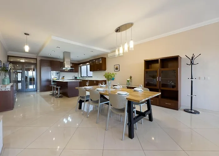 Jacuzzi Terrace Getaway With Valletta Views Sliema