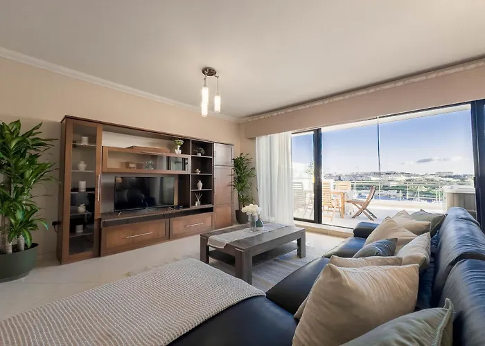 Jacuzzi Terrace Getaway With Valletta Views Sliema