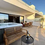 Jacuzzi Terrace Getaway With Valletta Views דירה סליאמה