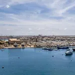 Jacuzzi Terrace Getaway With Valletta Views דירה *