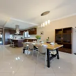 Jacuzzi Terrace Getaway With Valletta Views סליאמה