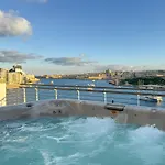 דירה Jacuzzi Terrace Getaway With Valletta Views סליאמה