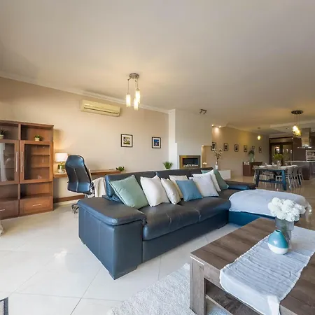 Jacuzzi Terrace Getaway With Valletta Views * Sliema