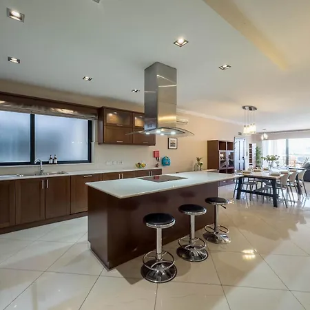 Jacuzzi Terrace Getaway With Valletta Views Apartment *