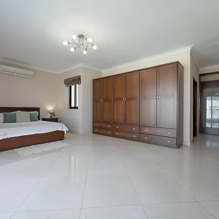 Jacuzzi Terrace Getaway With Valletta Views