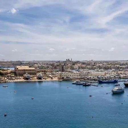Jacuzzi Terrace Getaway With Valletta Views Apartment *