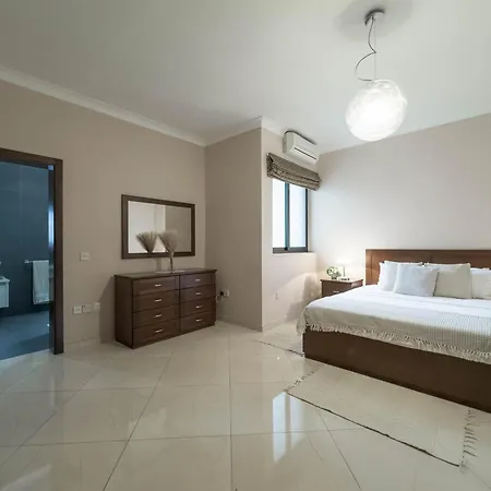 Jacuzzi Terrace Getaway With Valletta Views *