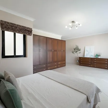 Jacuzzi Terrace Getaway With Valletta Views *