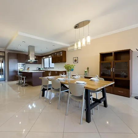 Jacuzzi Terrace Getaway With Valletta Views Sliema