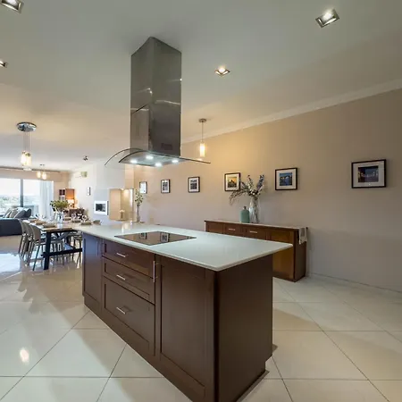 Jacuzzi Terrace Getaway With Valletta Views * Sliema