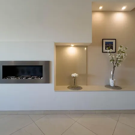 Jacuzzi Terrace Getaway With Valletta Views