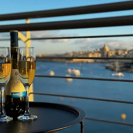 Jacuzzi Terrace Getaway With Valletta Views *