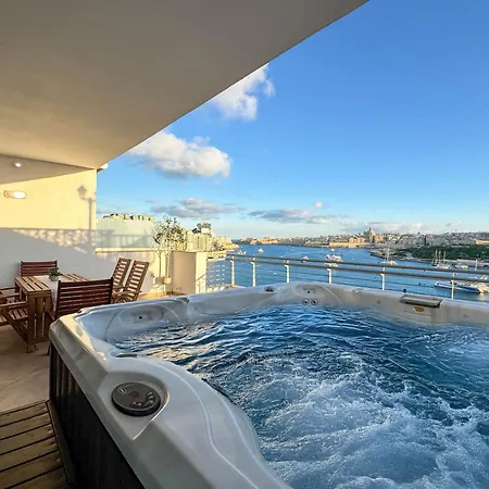 Jacuzzi Terrace Getaway With Valletta Views *