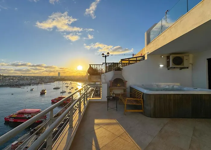 Jacuzzi Terrace Getaway With Valletta Views