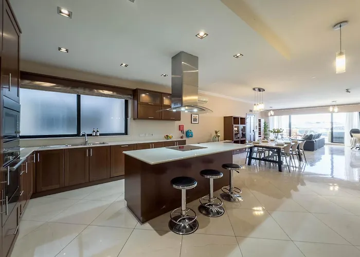 Jacuzzi Terrace Getaway With Valletta Views Διαμέρισμα *