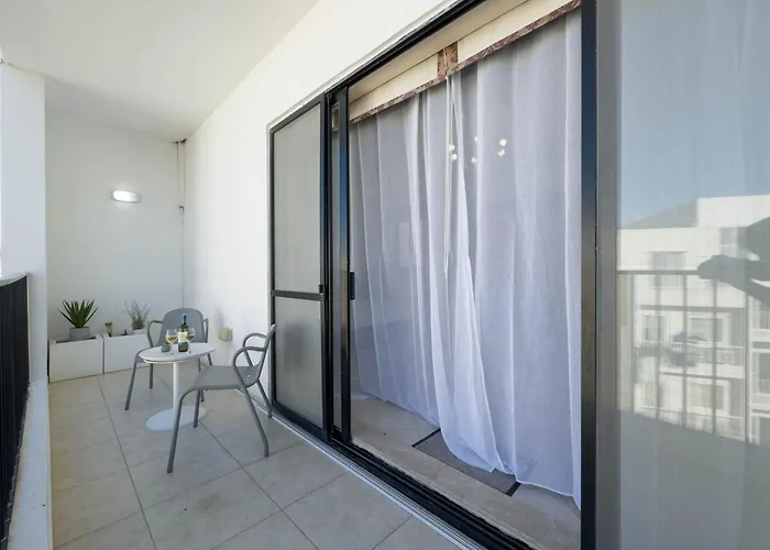 Jacuzzi Terrace Getaway With Valletta Views *