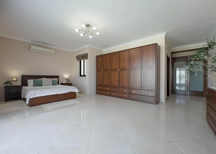 Jacuzzi Terrace Getaway With Valletta Views