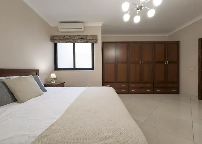 Jacuzzi Terrace Getaway With Valletta Views Διαμέρισμα