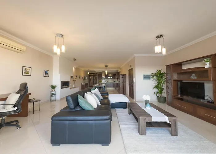 Jacuzzi Terrace Getaway With Valletta Views Διαμέρισμα