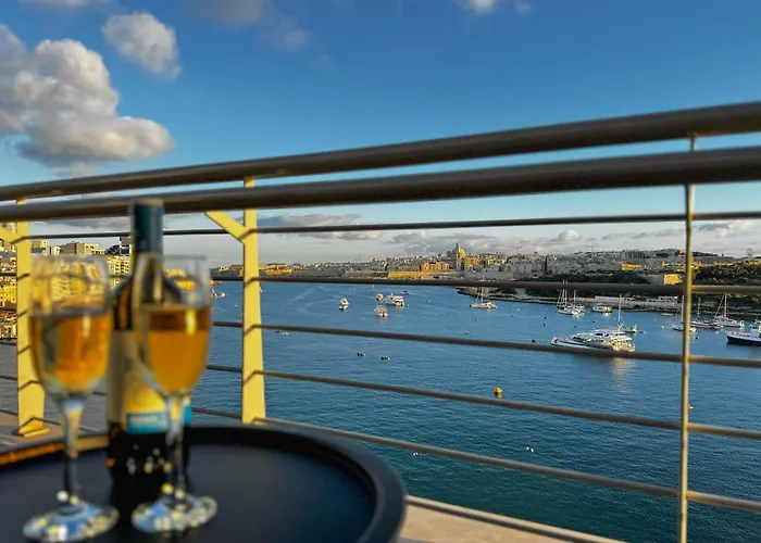 Jacuzzi Terrace Getaway With Valletta Views Διαμέρισμα