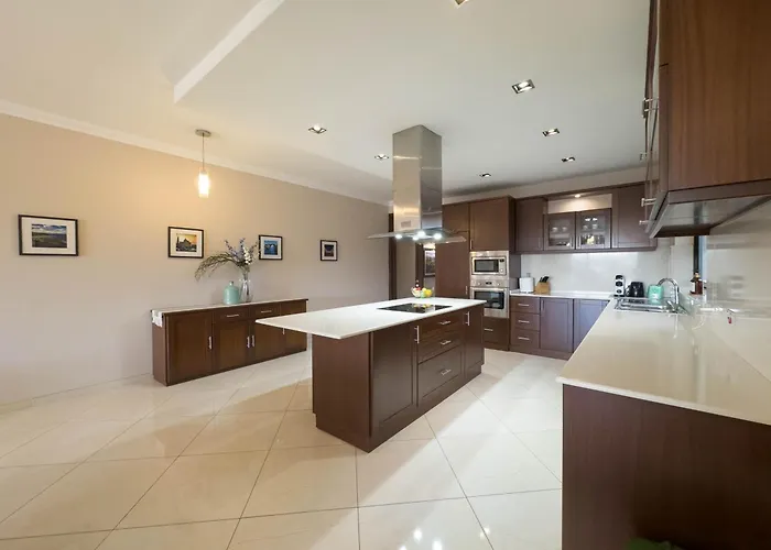 Jacuzzi Terrace Getaway With Valletta Views