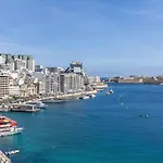 Jacuzzi Terrace Getaway With Valletta Views * Sliema
