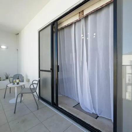 Jacuzzi Terrace Getaway With Valletta Views *